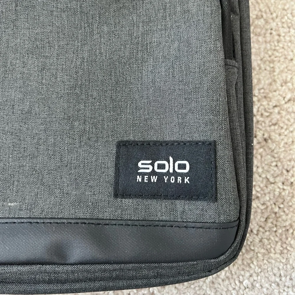 ▪️SOLO NEW YORK: Men’s charcoal sling travel bag w/compartments▪️